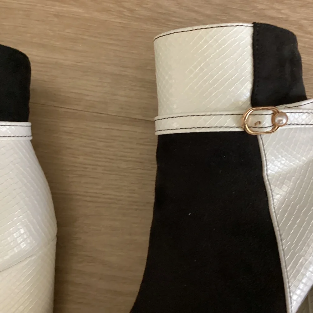 Women's Black and White Ankle Boots Pearl Embellishments Sz 6 Worn 1x